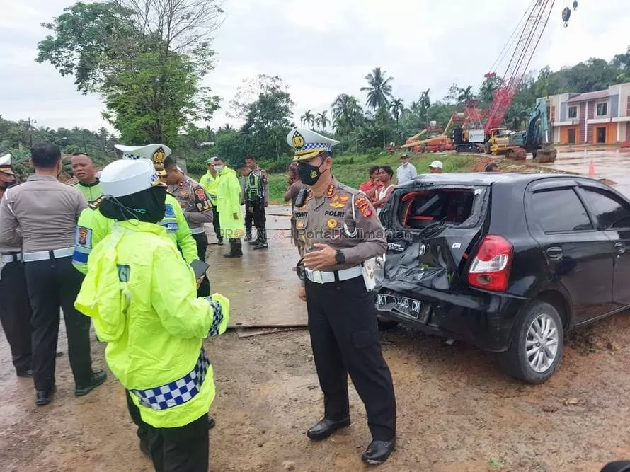 Direktur Lalu Lintas Polda Kaltim, Komisaris Besar Sonny Irawan memimpin olah TKP laka maut di Jalan Soekarno-Hatta KM 24, Balikpapan.