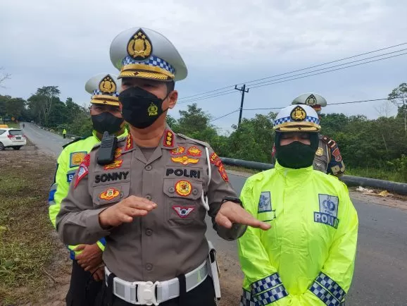 Direktur Lalu Lintas Polda Kaltim, Komisaris Besar Sonny Irawan memberikan keterangan terkait kecelakaan maut di Jalan Soekarno-Hatta KM 24, Balikpapan.