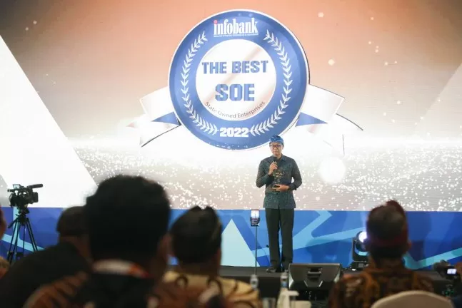 TERIMA PENGHARGAAN: PT PLN (Persero) memperoleh penghargaan sebagai The Best SOE in Digital Service Transformation 2022 dalam ajang Infobank The Best State-Owned Enterprise Award 2022, Kamis (22/9) di Bali.
