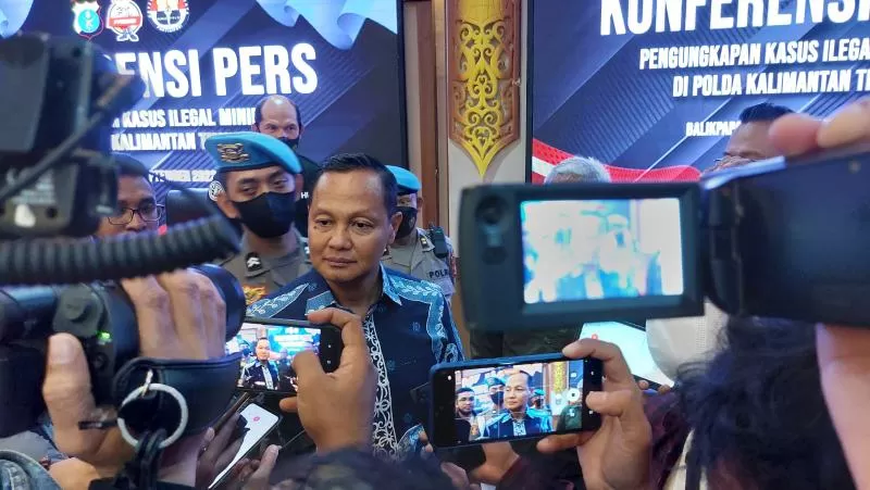 Direktur Reserse Kriminal Khusus Polda Kaltim, Komisaris Besar Indra Lutrianto Amstono memberikan keterangan  terkait pengungkapan empat lokasi tambang ilegal  kepada jurnalis di Balikpapan, Jum'at (30/9) siang.