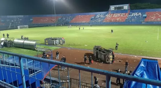 Sanksi sudah menanti Arema FC karena kerusuhan di Stadion Kanjuruhan selepas laga melawan Persebaya. (Foto: Jawa Pos)