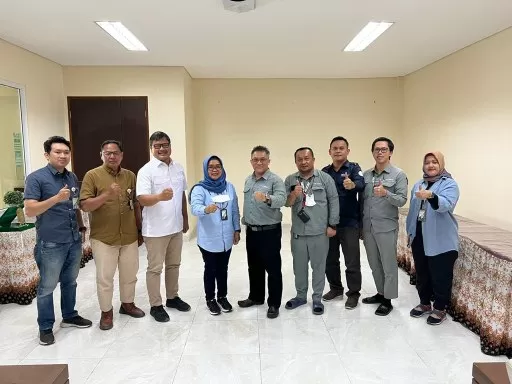 SALURKAN MANFAAT: (BPJS) Ketenagakerjaan menyerahkan klaim santunan kepada pekerja di PT Kideco Jaya Agung, Jum'at (14/10).