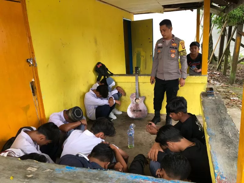 Kepolisian Sektor (Polsek) Balikpapan Timur mengamankan sembilan pelajar yang sedang minum minuman keras (miras) di kawasan Pantai Nelayan, Kelurahan Manggar Baru, Balikpapan Timur, Rabu (26/10).