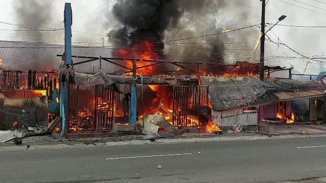 Kebakaran melanda kawasan pertokoan di Jalan Siaga, Kelurahan Damai, Balikpapan Selatan, Kamis (3/11) pagi.