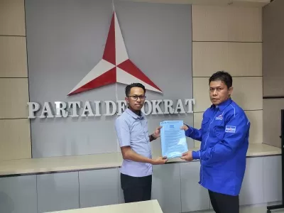 Ketua DPC Partai Demokrat Balikpapan Denni Mappa menerima berkas Bacaleg dari Danang Aries di Sekretariat DPC Partai Demokrat Balikpapan.
