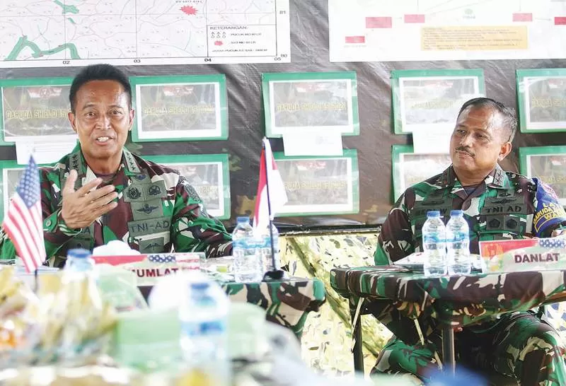 Panglima TNI Jenderal Andika Perkasa (kiri)