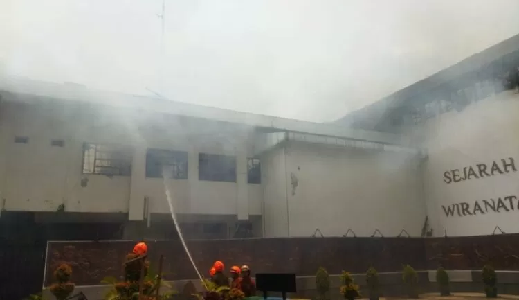 Kebakaran melanda Gedung Bappelitbang, Balai Kota Bandung, pada Senin (7/11) siang. (Istimewa)