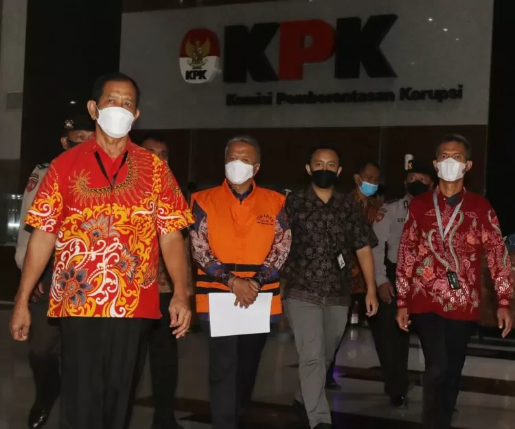 Hakim Agung Mahkamah Agung (MA) Sudrajad Dimyati (kedua kanan) berjalan dengan mengenakan rompi tahanan seusai diperiksa di Gedung Merah Putih, KPK, Jakarta, Jumat (23/9/2022). Sudrajad Dimyati ditahan KPK usai menjalani pemeriksaan dan ditetapkan sebagai tersangka kasus dugaan suap terkait pengurusan perkara di Mahkamah Agung (MA). (FEDRIK TARIGAN/ JAWA POS)