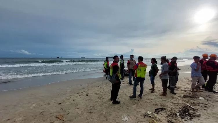 Tim SAR diterjunkan untuk mencari satu korban hilang di Pantai Monpera, Balikpapan Kota.