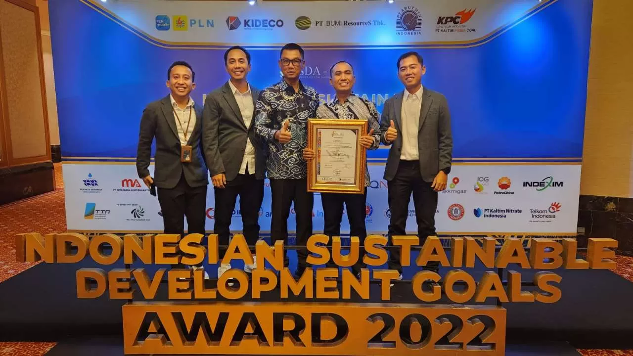 BERKELANJUTAN: Penghargaan kategori GOLD dalam ajang Indonesia Sustainable Development Goals Award (ISDA) 2022 diraih sebagai wujud apresiasi komitmen PLN dalam mewujudkan pembangunan berkelanjutan dengan berbagai program yang telah dijalankan.