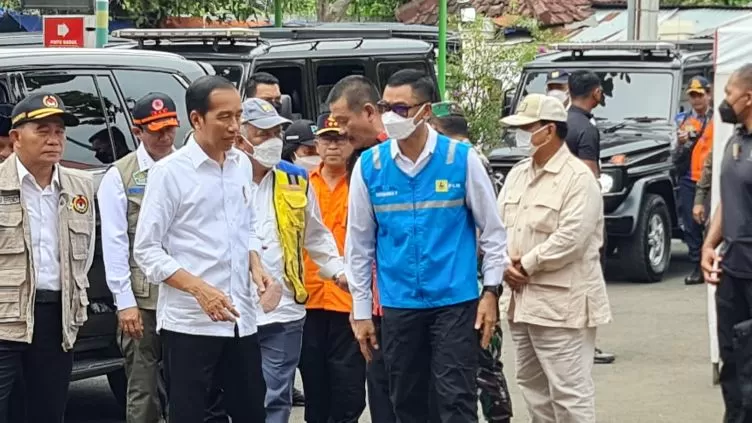 KUNJUNGAN LANGSUNG: Presiden Jokowi didampingi Direktur Utama PLN Darmawan Prasodjo saat melakukan kunjungan langsung ke Posko Siaga di Rumah Sakit Umum Daerah (RSUD) Sayang, Cianjur pada Kamis (24/11).