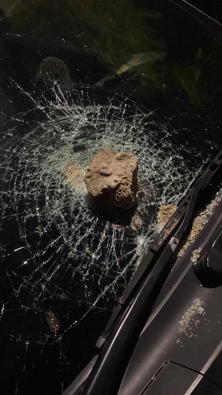 Kondisi kaca depan mobil Toyota Yaris milik Evin yang terkena lemparan batu seukuran kepalan orang dewasa.