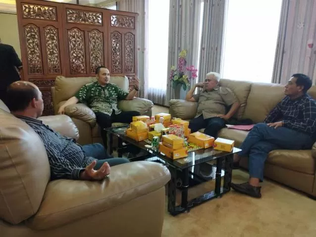 Teks Foto : Wakil Ketua III DPRD Kukar, Siswo Cahyono menerima kunjungan DPRD Kota Madiun, Jawa Timur (Elmo/Prokal.co)