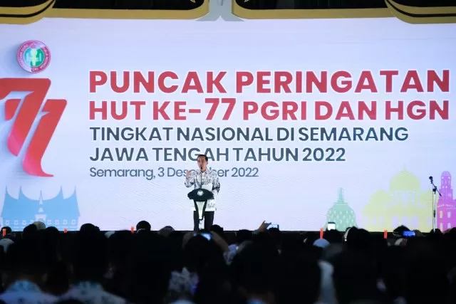 Presiden Joko Widodo saat menghadiri acara puncak Peringatan HUT ke-77 PGRI dan Hari Guru Nasional di Semarang pada Sabtu (3/12) lalu. (FOTO : DOK)