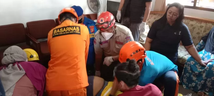 Tim SAR mencoba memberikan pertolongan pertama kepada SG setelah dievakuasi dari atap. Sayang nyawa SG tak tertolong dan dinyatakan meninggal di rumah sakit.
