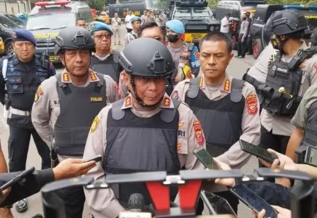 Kapolda Jawa Barat Irjen Pol Suntana di sekitar Polsek Astanaanyar, Kota Bandung, Rabu (7/12). (Bagus Ahmad Rizaldi/Antara)