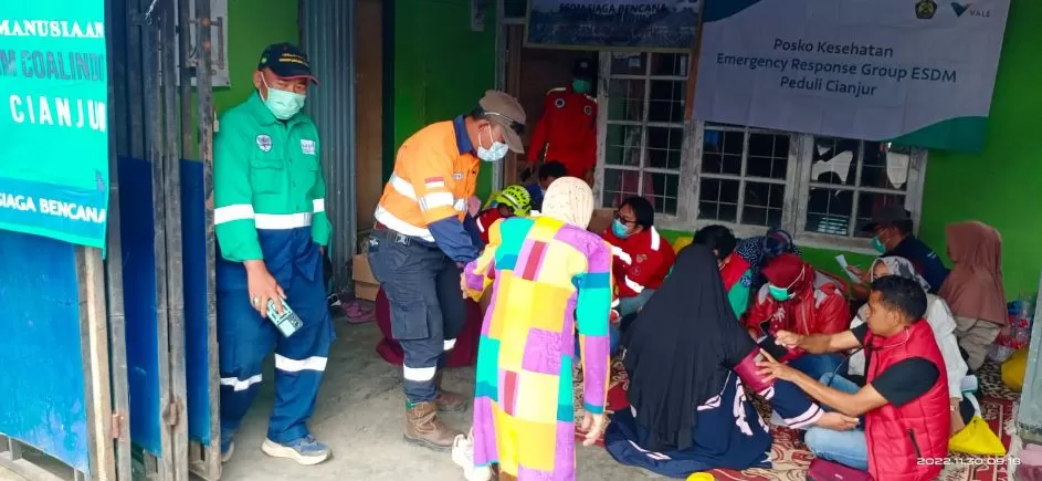 RINGANKAN BEBAN: Tim Emergency Response PT Indexim Coalindo di Cianjur, tampak memberikan perawatan kepada para korban gempa.