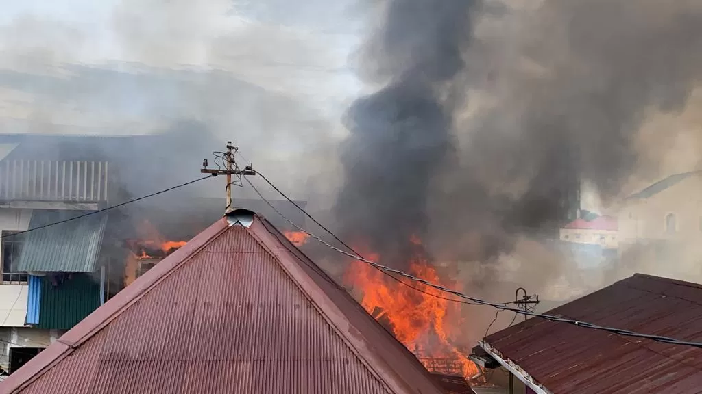 16 KK terdampak kebakaran yang terjadi di Karang Jati, Selasa (13/12) siang.