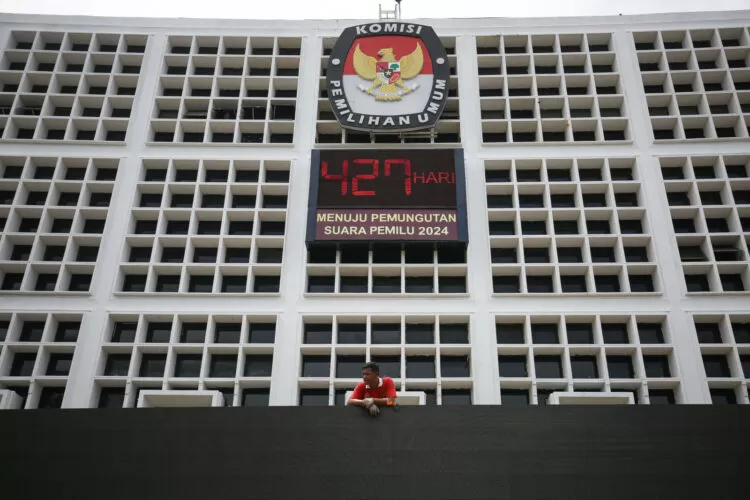 RAPAT PLENO TERBUKA: Persiapan acara penetapan partai politik di gedung KPU, Jakarta, kemarin (13/12). Hari ini KPU menjadwalkan pengundian nomor urut. (MIFTAHUL HAYAT/JAWA POS)