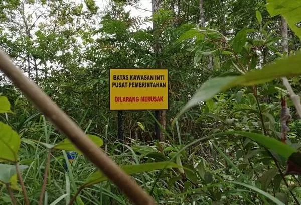 Papan batas kawasan inti pusat pemerintahan yang dipasang di atas lahan warga Kecamatan Sepaku, Kabupaten Penajam Paser Utara. (Novi Abdi/Antara)