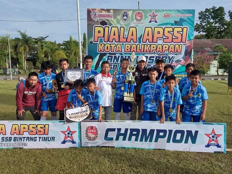 Ketua APSSI Kota Balikpapan Sukisno menyerahkan Piala APSSI Balikpapan kepada SSB Putra Loa Bakung.