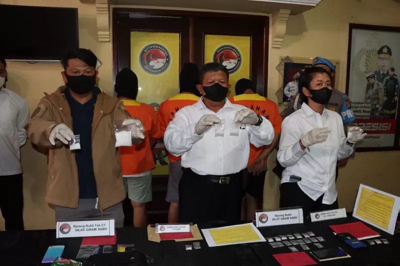 Polisi meringkus empat orang pengedar sabu di Balikpapan. Mereka terancam 20 tahun bui.