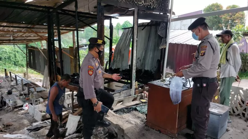 Rumah bedeng yang juga lokasi pembuatan profil beton di Jalan Letkol Pol HM Asnawi Arbain RT 14, Sepinggan Raya, Balikpapan Selatan ini terbakar pada Selasa (24/1).