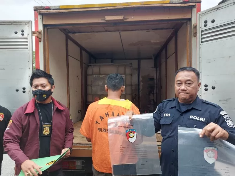 Unit Tipidter Satreskrim Polresta Balikpapan menangkap AR (oren) pengetab solar subsidi. Dari tangan AR, polisi menyita truk boks, bak penampung, pompa hingga fuel card.