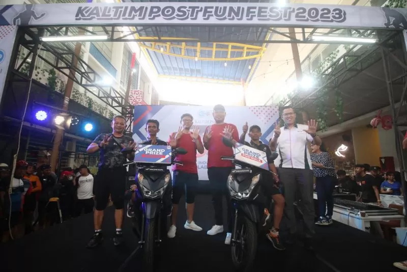 Iwan Efendi dan Suroso jadi peserta yang beruntung membawa pulang grand prize alias hadiah utama berupa sepeda motor Honda Beat pada Kaltim Post Fun Fest 2023 yang dihelat di Balikpapan Ocean Square (BOS) Mall, Minggu (29/1).
 
 (Foto : Anggi Pradhita)