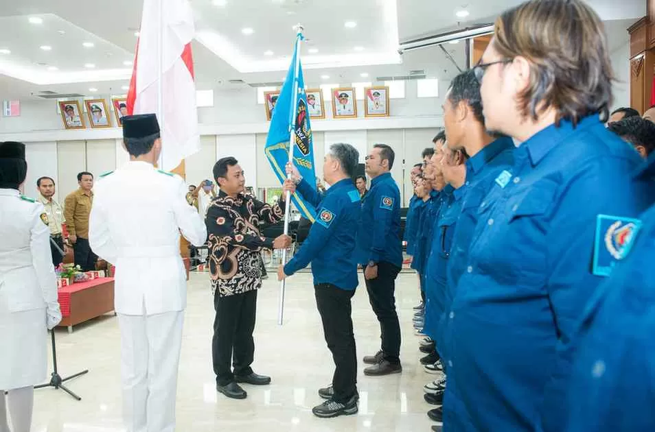 Ketua PWI Kaltim, Endro S Effendi saat melantik kepengurusan PWI Kukar periode 2022-2025 yang dinahkodai Bambang Irawan (Istimewa)