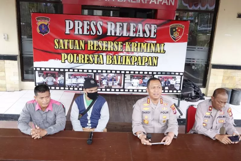 Kapolresta Balikpapan Komisaris Besar Thirdy Hadmiarso (dua kanan) memastikan kabar upaya penculikan anak perempuan yang terjadi di Kawasan Gunung Samarinda, Balikpapan Utara merupakan hoax.