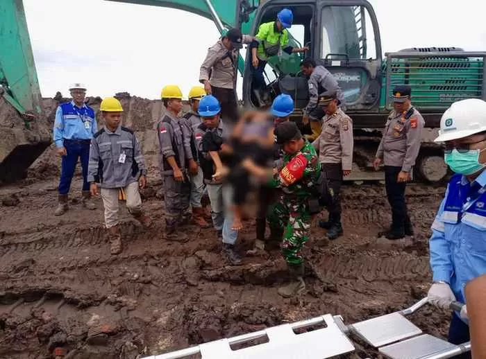 Proses evakuasi jenazah S (62) dari Excavator tambang milik PT Indomining di Sangasanga, Kukar (Istimewa)
 
  