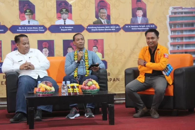 Deputi Bidang Pengendalian Pembangunan Otorita IKN Thomas Umbu Pati Tena Bolodadi (tengah) menjadi pembicara utama pada Seminar Nasional Menjajaki IKN Nusantara menuju Indonesia Emas 2045 di Universitas Balikpapan, Rabu (1/2).