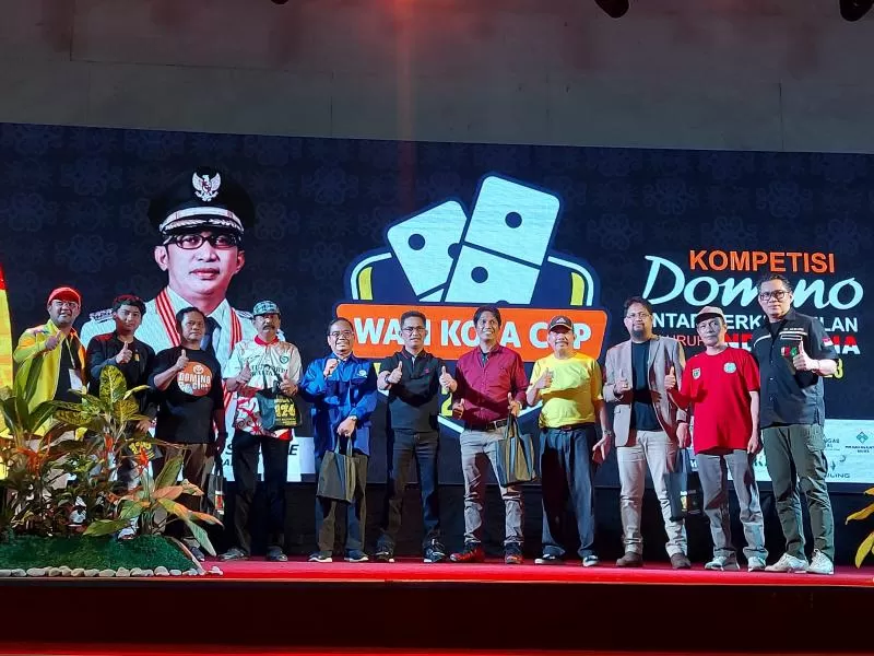 Wali Kota Balikpapan berfoto bersama ketua panitia dan perwakilan klub peserta Kompetisi Domino Antar Perkumpulan Seluruh Indonesia di BSCC Dome, Sabtu (11/2) pagi. Kompetisi domino terbesar ini menyediakan total hadiah Rp 100 juta.