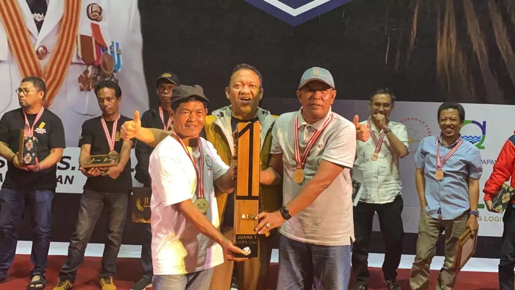 Pemain domino asal Polewali Mandar, Sulawesi Barat, Hamka dan Mansur sukses menjuarai Kompetisi Domino Antar Perkumpulan Seluruh Indonesia bertajuk Wali Kota Cup 2023 di Balikpapan.