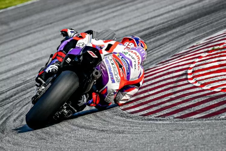 Jorge Martin (Pramac Ducati) melibas tikungan dalam tes pramusim MotoGP di Sirkuit Sepang, Malaysia, Jumat (10/2). (MotoGP.com)