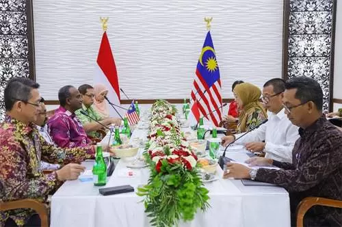 Menaker Ida Fauziyah menerima kunjungan Kehormatan Menteri Sumber Manusia Malaysia, V. Sivakumar membahas soal permasalahan Pekerja Migran Indonesia di Malaysia. (Kemnaker untuk JawaPos.com)