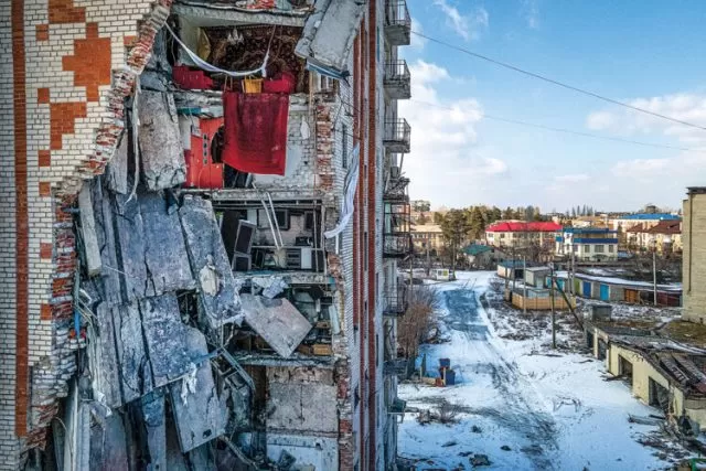 TINGGAL PUING: Permukiman di Lyman, Ukraina, yang hancur lebur akibat serangan tentara Rusia. Foto diambil pada 22 Februari 2023. (AFP)