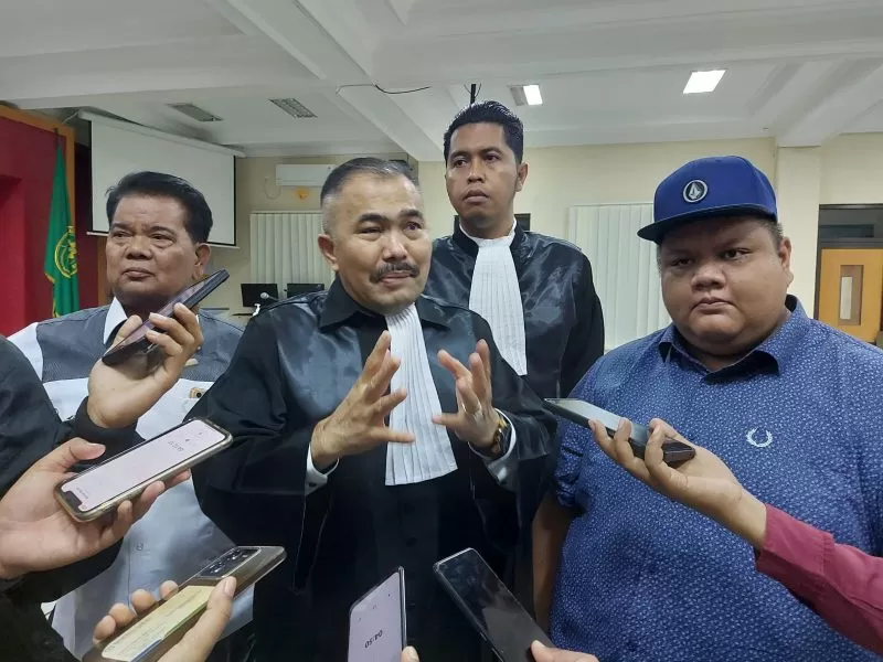 Terdakwa MLG dan kuasa hukumnya, Kamarudin Simanjuntak memberi keterangan kepada awak media selepas pembacaan surat keberatan di PN Balikpapan, Kamis (2/3) sore.