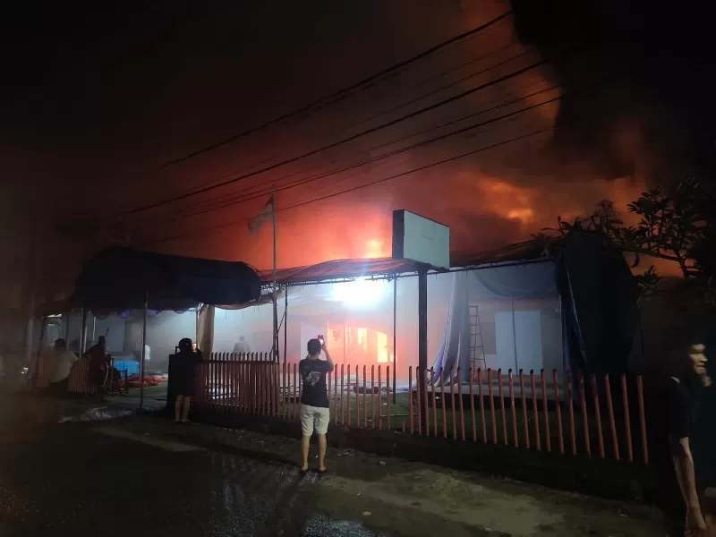 Kebakaran melandan perkantoran yang ditempati PT Pegadaian dan Kantor Pos di Balikpapan Barat, Ahad (12/3) malam. (foto : Info bencana)