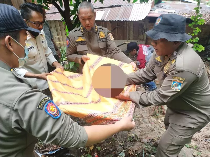 Petugas mengevakuasi dua tengkorak jenazah di Pemakaman Muslim Gunung Guntur yang mengalami longsor.