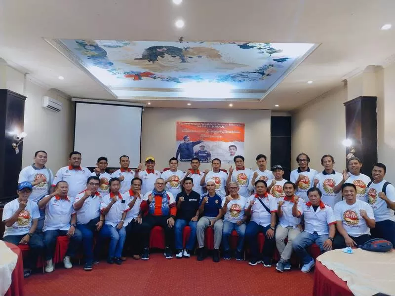 Direktur Teknik Asprov PSSI Kaltim Iwan Setiawan dan Ketua APSSI Balikpapan Sukisno foto bersama dengan para pelatih asal Balikpapan pada silaturahmi sepak bola, Selasa (14/3) malam.