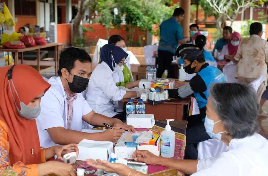 Umat hindu di Balikpapan dan masyarakat sekitar Pura Giri Jaya Natha menikmati layanan kesehatan gratis yang disediakan BUMN dan PHDI Balikpapan.