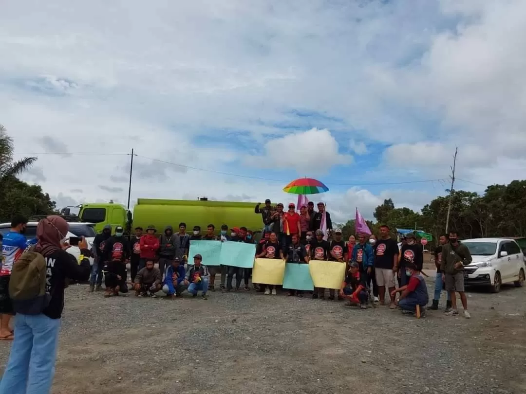 Sejumlah warga komunitas adat Sempeket Benuaq Dingin Tementekng, Kecamatan Muara Lawa, Kutai Barat melakukan aksi di depan kantor PT EBH.