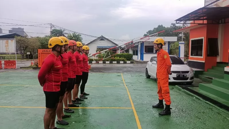 Tim SAR bersiap melakukan pencarian terhadap penumpang KM Tidar yang melompat ke laut pada Rabu (22/3) dinihari.