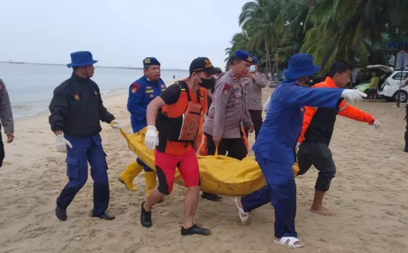 Tim SAR mengevakuasi jenazah Htar Htet Maung, warga Myanmar, kru kapal TB Asia Jaya 28 berbendera Malaysia.