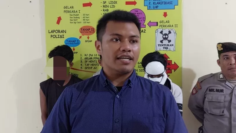 Kanit Reskrim Polsek Balikpapan Timur Ipda Wirawan Trisanadi Prawira memberikan keterangan terkait kasus penganiayaan yang dialami anggota Bhaninkamtibmas di Kelurahan Lamaru.