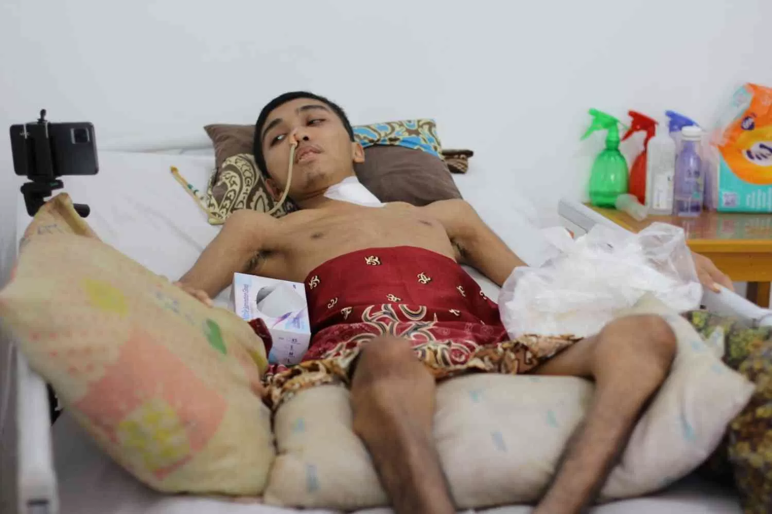 Gede Valentine Aditya hanya bisa terbaring di atas ranjang. Pemuda 23 tahun ini divonis lumpuh setelah mengalami patah tulang leher akibat kecelakaan di Kecamatan Kelay, Kabupaten Berau, 17 November 2022 lalu.