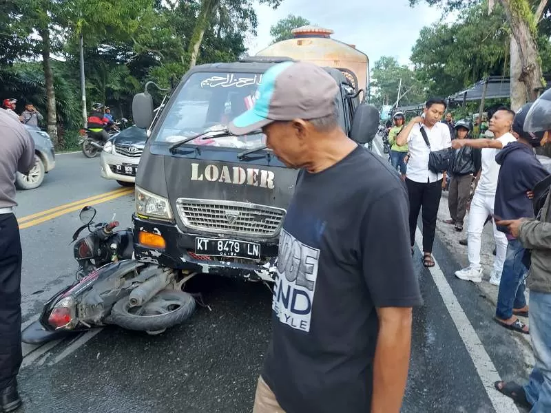 Kecelakaan beruntun di Jalan Syarifudin Yoes, turunan Dome Balikpapan, membuat satu orang korban mengalami luka berat. 
 (Foto: Erik Alfian/Prokal.co)