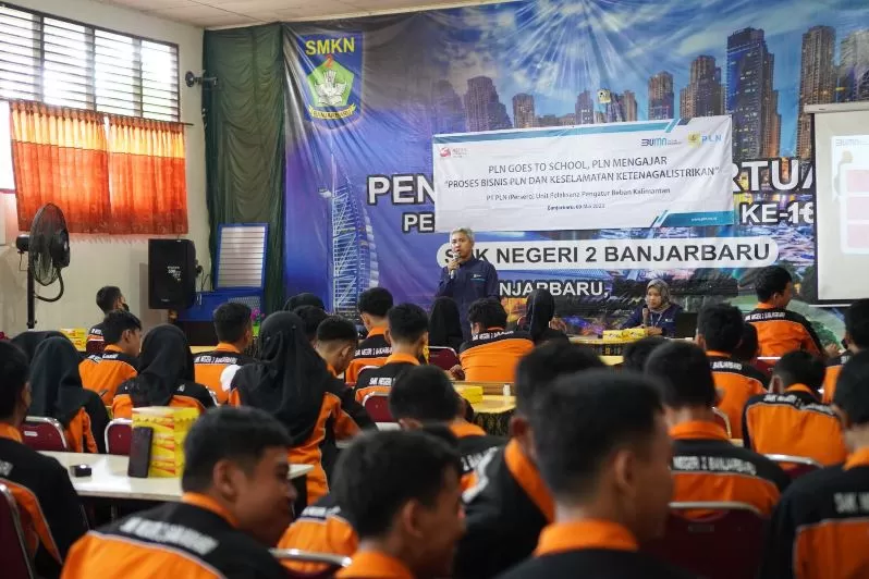ANTUSIAS: PLN Mengajar di SMK Negeri 2 Banjarbaru diikuti dengan antusias oleh siswa beserta guru dari Jurusan Teknik Ketenagalistrikan dengan total peserta kurang lebih 100 orang.